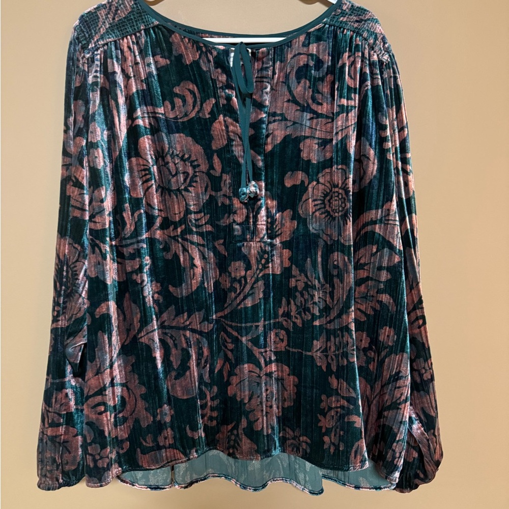 Anthropologie Green and Blush VELVET  top.   Women’s Xl, excellent condition.